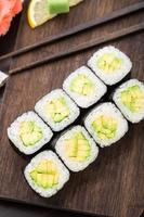 sushi rolt met avocado foto