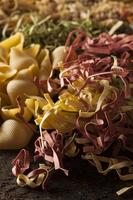 diverse zelfgemaakte droge Italiaanse pasta foto