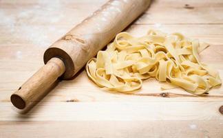 fettuccini Italiaanse pasta met peterselie en hete pepers foto