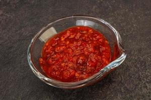 tomaten pikante saus in de kom foto