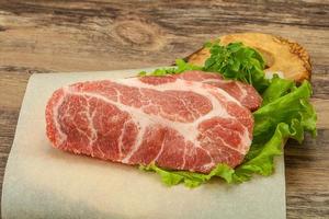 rauw varkensvlees nek steak foto