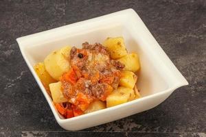 geroosterde aardappel en rundvlees met saus foto