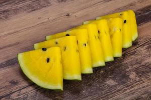 gesneden zoete smakelijke gele watermeloen foto