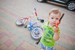 jongens reparatie fiets. kleine monteur werk met fiets. foto