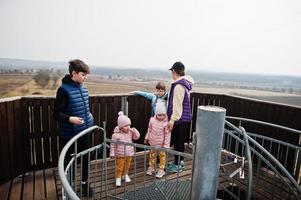 moeder met kinderen op houten uitkijktoren. foto