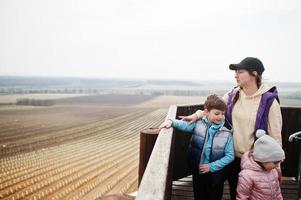 moeder met kinderen op houten uitkijktoren. foto