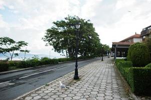 oude gebouwen en tuinen van nesebar, bulgarije. foto