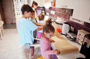 moeder met kinderen die koken in de keuken, gelukkige kindermomenten. foto