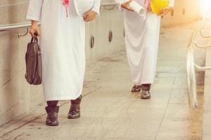 Arabische bedrijfsingenieur en architect man lopen met partner in de straat foto