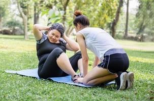 jonge vrouw en vriend oefenen in het park, gezonde en lifestyle concepten foto