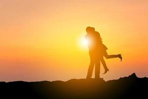 silhouet van jonge zakenman paar met uitknippad genieten van momenten tijdens zonsondergang, liefde concept. foto