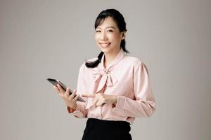 jonge Aziatische kantoor vrouw op geïsoleerde achtergrond. foto