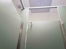 gesloten badkamer of toilet staldeur met kapstok of haak foto