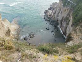 klif en oceaanwater met golven en rotsen in newport, oregon foto