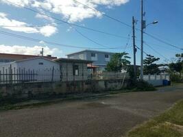 asfaltweg en cementmuur en huizen in puerto rico foto