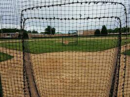 honkbal diamant met veiligheidsnetten foto