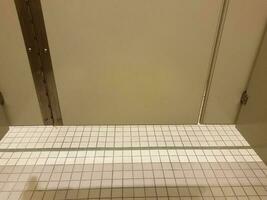 grijze badkamer staldeur met witte tegels foto