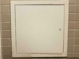 witte deur of paneel op grijze tegels in badkamer foto