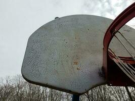 versleten of verweerde basketbalring en bord foto