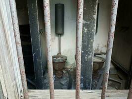 oude beschadigde toiletten in verlaten gebouw of ruïnes foto