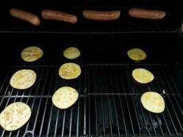 worstjes en aubergine op een grill foto