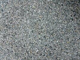zwarte, witte en grijze stenen of rotsen op asfalt foto