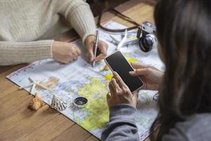 bovenaanzicht reizigers die een vakantie plannen voor een vakantiereis met kaart, reisconcept achtergrond foto