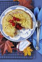 happy thanksgiving tabel instelling met cherry apple crumble pie foto