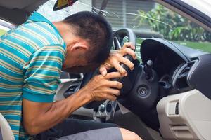 dronken rijden handbuiging spasticiteit. foto