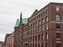 de stad hamburg aan de rivier de elbe foto