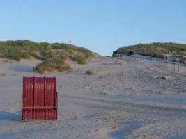 zonsondergang op het strand van juist eiland foto