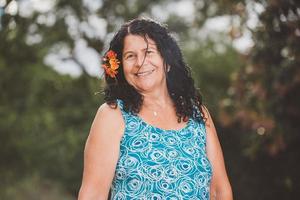 portret van lachende mooie middelbare leeftijd. volwassen. oudere boerin. vrouw op boerderij in zomerdag. activiteit tuinieren. Braziliaanse vrouw. foto