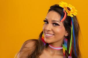 carnavalsmake-up om het carnaval van brazilië te vieren. make-up trend en accessoires voor het carnaval. foto