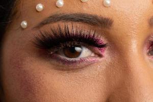 carnavalsmake-up om het carnaval van brazilië te vieren. make-up trend en accessoires voor het carnaval. foto