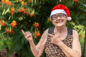 senior vrouw in kerstmuts smilling. foto