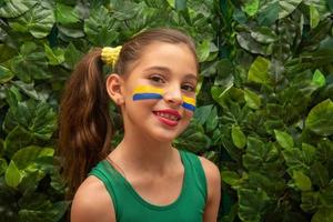 voetbalsupporter, braziliaans team. wereldbeker. mooi meisje juicht voor haar team foto