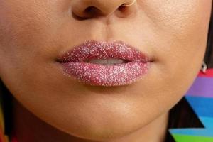 carnavalsmake-up om het carnaval van brazilië te vieren. make-up lippen trend voor het carnaval. foto