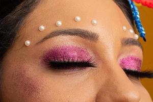 carnavalsmake-up om het carnaval van brazilië te vieren. make-up trend en accessoires voor het carnaval. foto