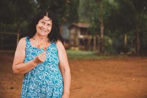 portret van lachende mooie middelbare leeftijd. volwassen. oudere boerin. vrouw op boerderij in zomerdag. activiteit tuinieren. Braziliaanse vrouw. foto