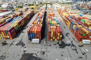 brazilië, mrt 2022 - luchtfoto van apm terminals navegantes en zijn stedelijke omgeving foto