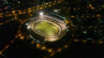 brazilië, sep 2019 - luchtfoto van santa cruz botafogo stadion 's nachts foto