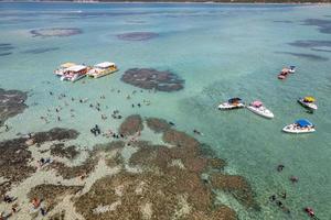 luchtfoto van riffen van maragogi, milieubeschermingsgebied van de koraalkust, maragogi, alagoas, brazilië. foto