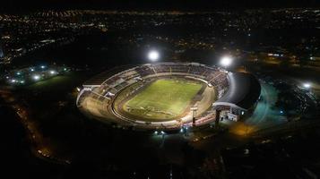 brazilië, jul 2019 - luchtfoto van santa cruz botafogo stadion 's nachts. foto