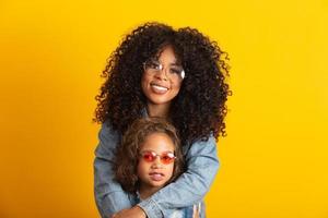 afro moeder en dochter met hun bril. moederdag concept foto
