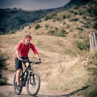 mountainbike rijder op landweg, parcours in inspiratiea volgen
