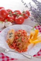 vegetarische koolrolletjes met spinazie en salsa foto