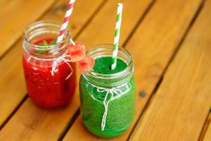 smoothie met watermeloen en spinazie als gezonde zomerdrank.