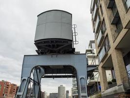 de stad hamburg aan de rivier de elbe foto