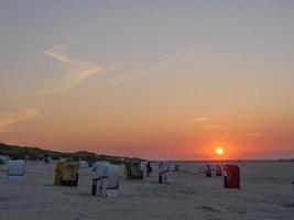 zonsondergang op het eiland juist foto