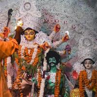 godin durga met traditionele look in close-up zicht op een zuid-kolkata durga puja, durga puja idool, een grootste hindoe navratri-festival in india foto